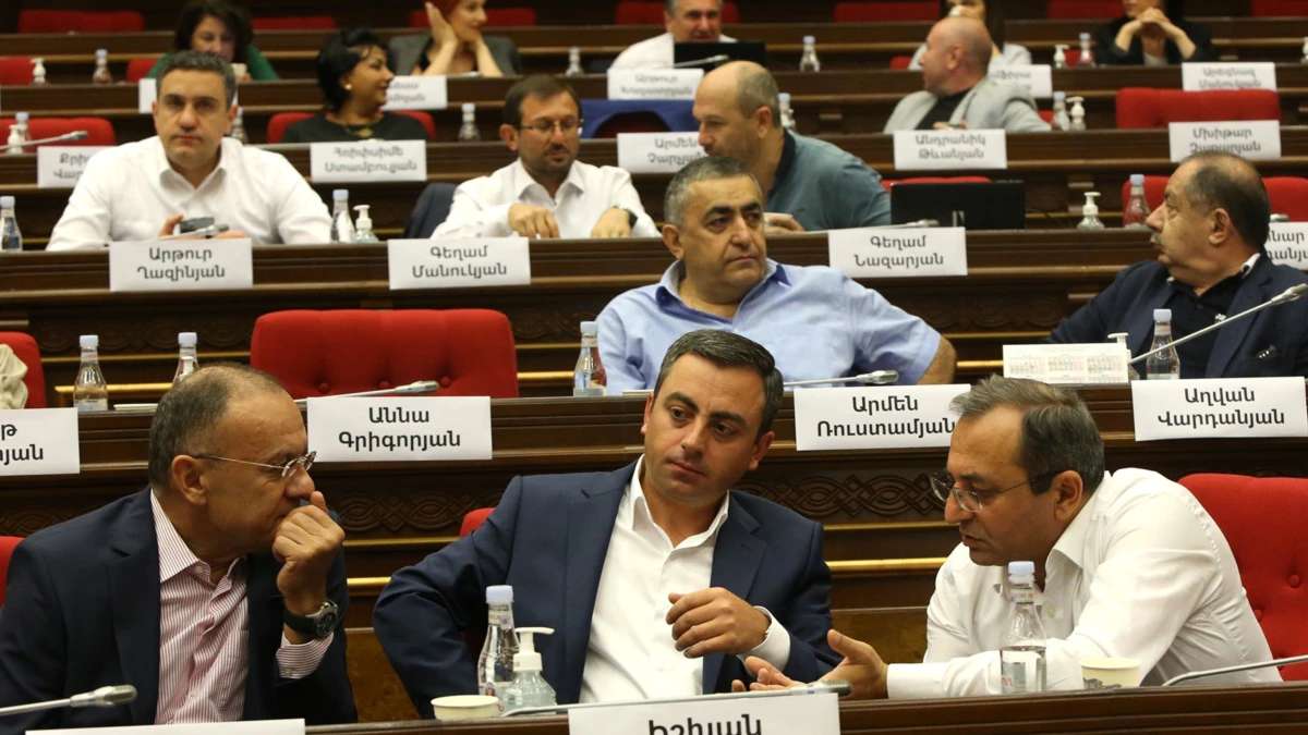 35 оппозиционных депутатов подписали вотум недоверия премьер-министру