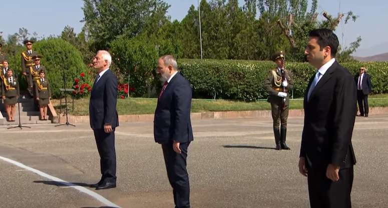 Пашинян почтил память героев Сардарапатской битвы