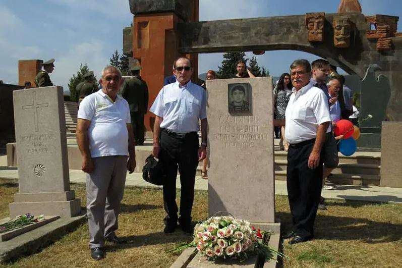 Еврей по крови, армянин в душе - Михаил Сулькис приехал на могилу брата в Степанакерт