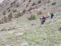 Спасатели вытащили из ущелья тело мужчины