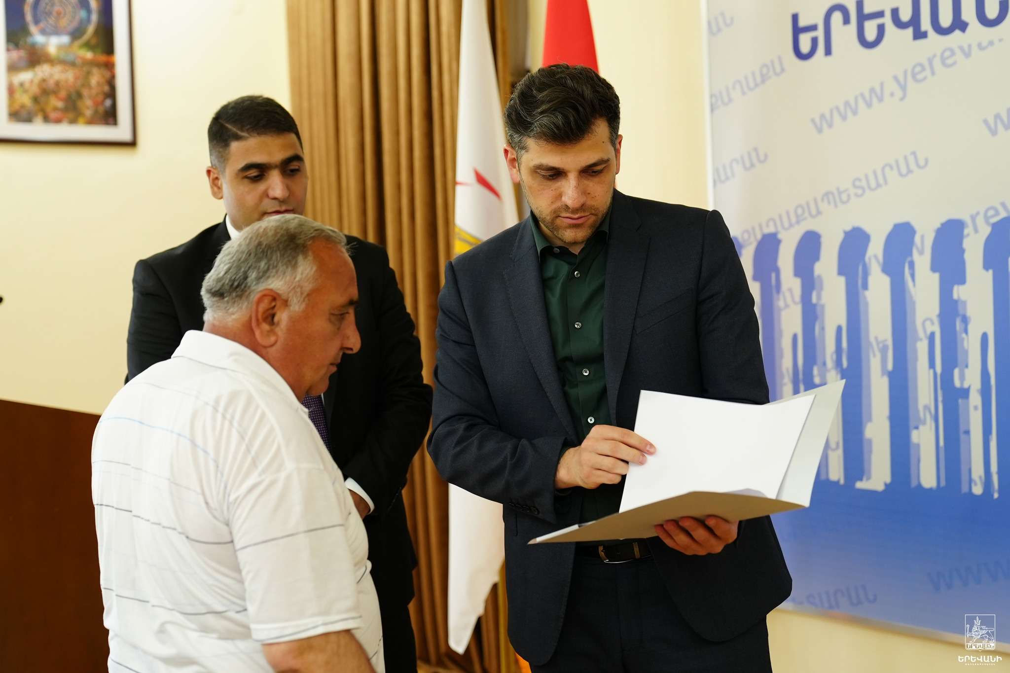 Քաղաքապետարանը «Հաղթանակ» թաղամասի բնակիչներին հողի սեփականության ակտի հիմքով քաղաքապետի որոշումներ է տրամադրել