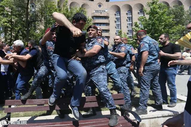 111 протестующих задержаны по подозрению в хулиганстве