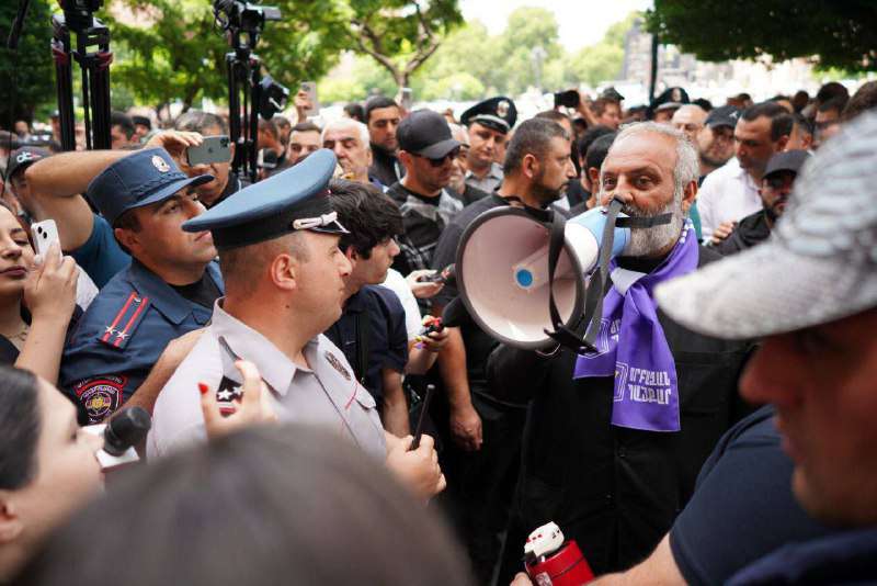 Ցուցարարները կառավարության շենքի մոտ են