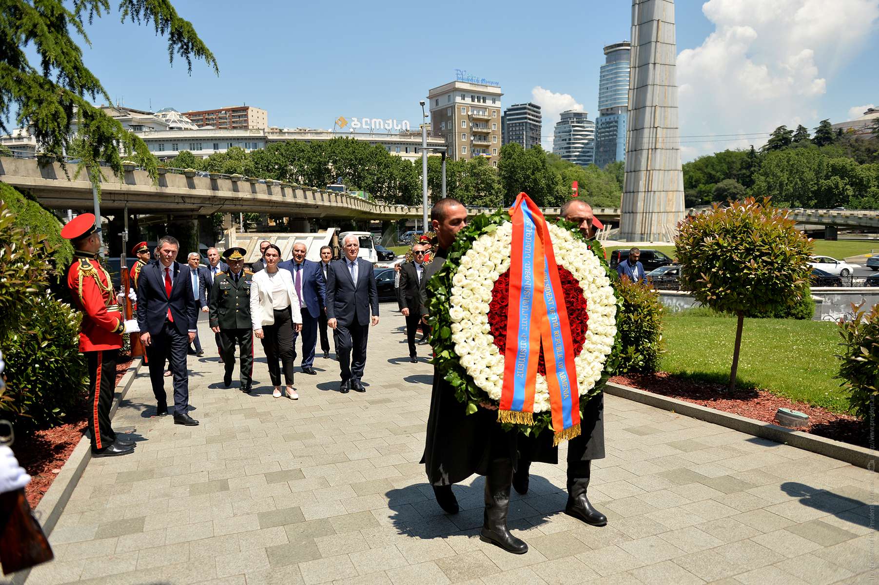 Ваагн Хачатурян посетил «Площадь Героев» в Тбилиси