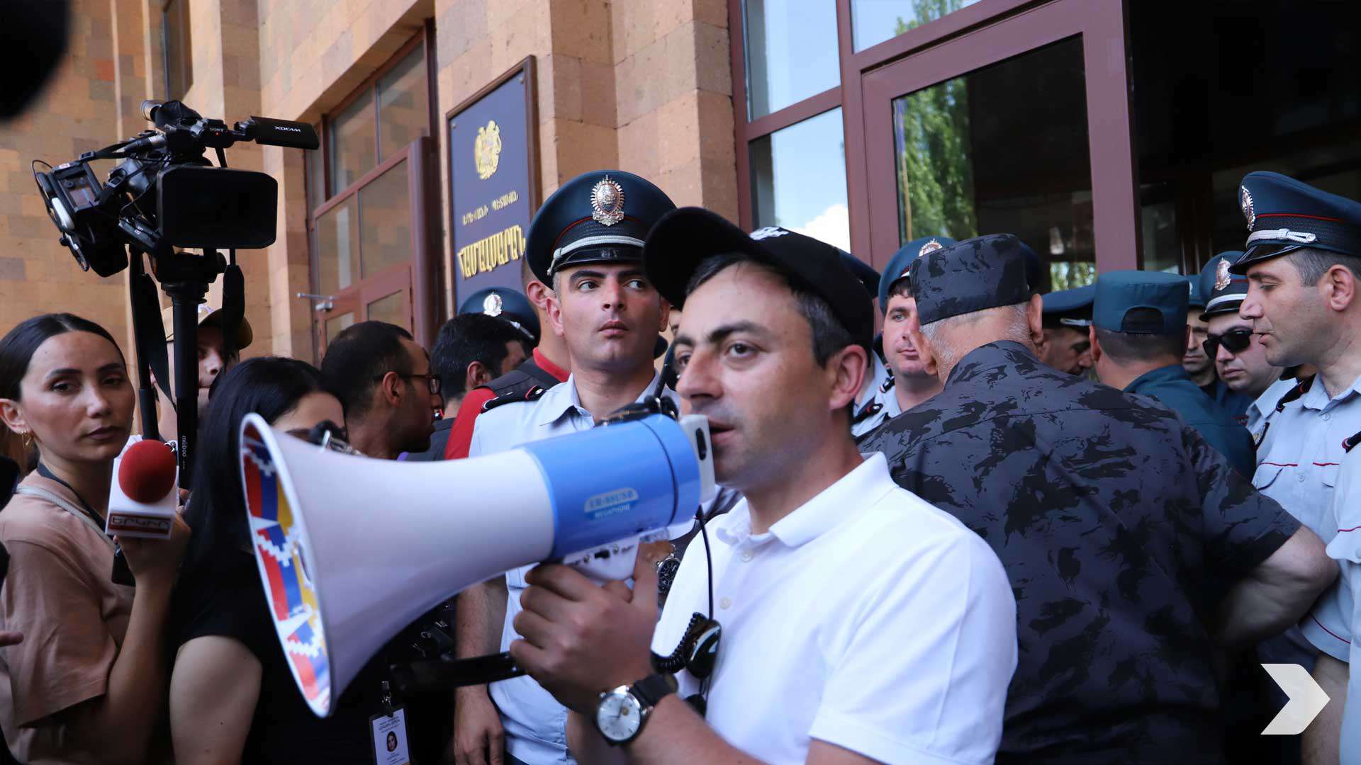 Депутаты от оппозиции вошли в здание ЕГУ