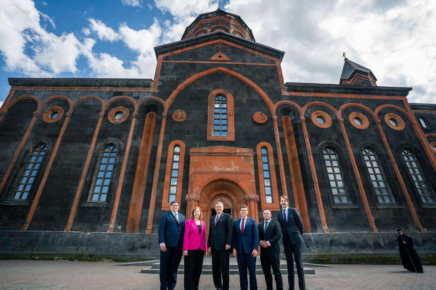 Սենատոր Դեյնզն այցելել է Գյումրու Սբ․ Ամենափրկիչ եկեղեցի