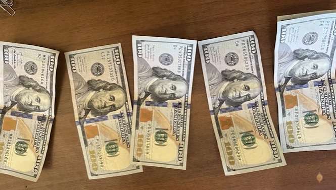 Пойман гражданин, укравший 2000 долларов из пункта обмена валюты