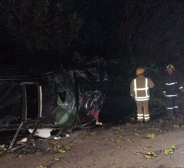 Մեքենան բախվել է ճամփեզրի ծառերին և կողաշրջվել