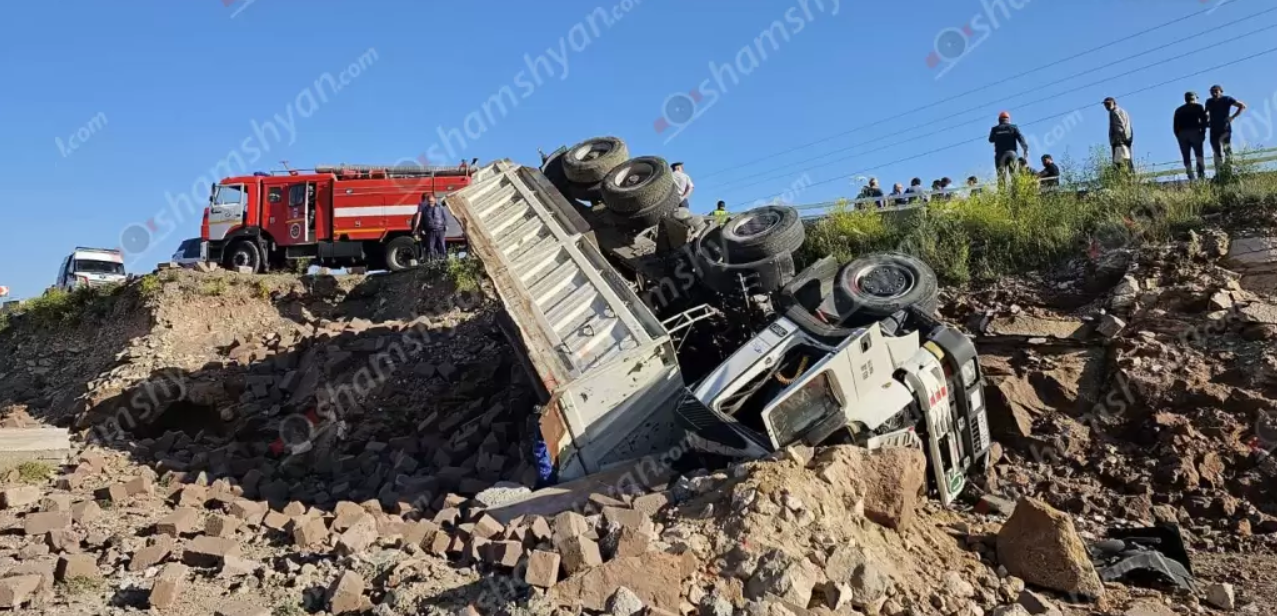 Երևան-Գյումրի ճանապարհին քարով բարձված բեռնատարը կողաշրջվել է․ վարորդը մահացել է