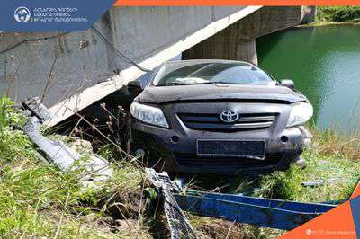 Ավտոմեքենան դուրս է եկել երթևեկելի հատվածից և հայտնվել կամրջի տակ