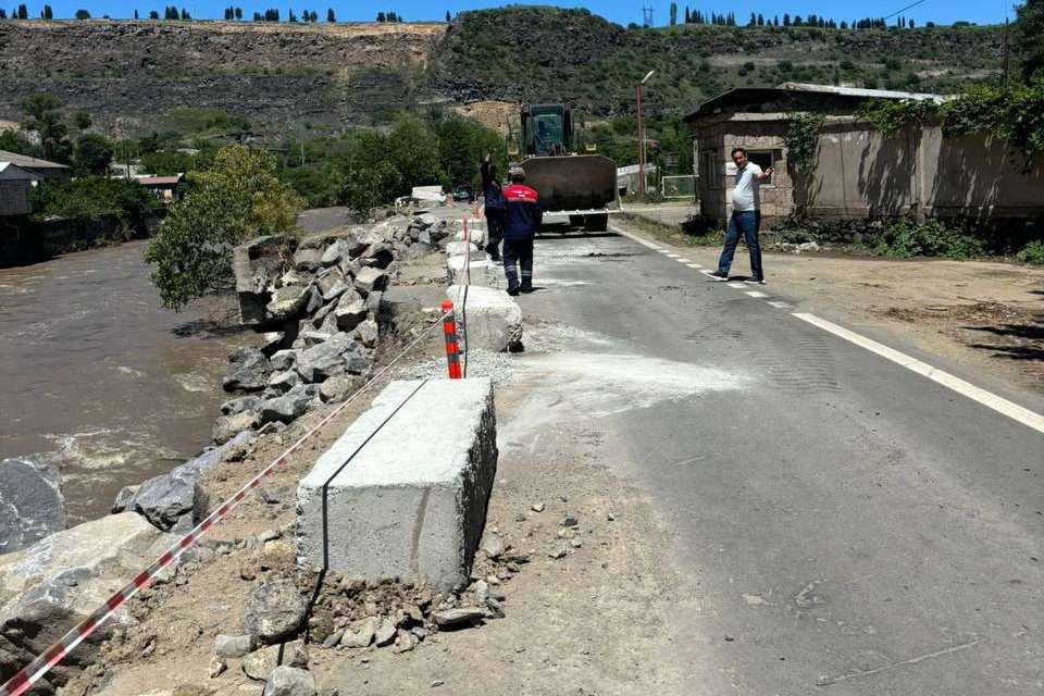 Տեղադրվում են երկաթբետոնե խորանարդիկներ՝ անվտանգությունն ապահովելու համար