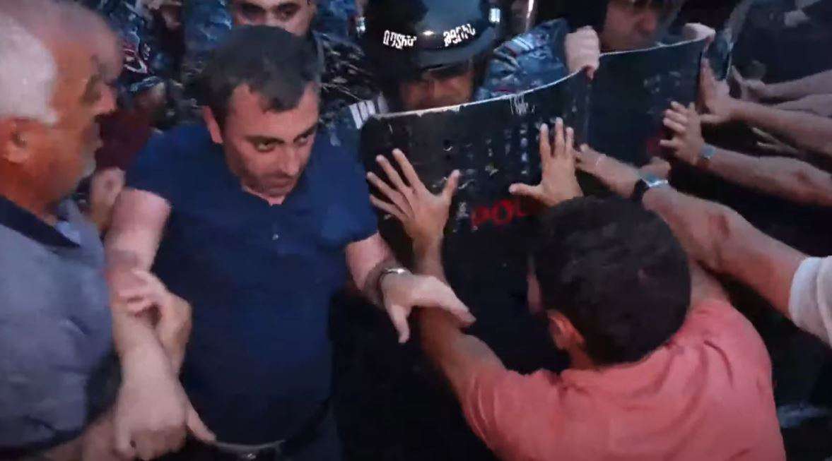 Напряженная обстановка возле правительственной дачи․ Протестующие забросали полицию камнями