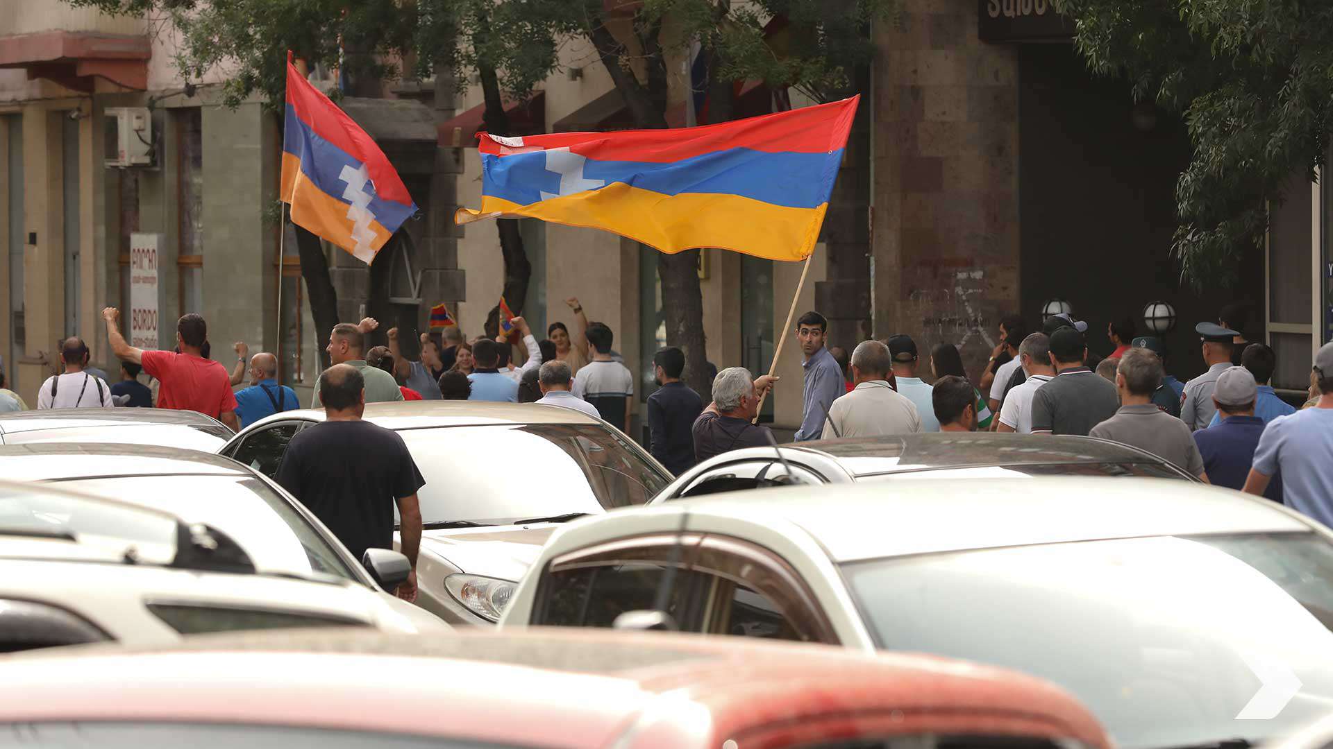 Оппозиционеры заблокировали входы в здание правительства