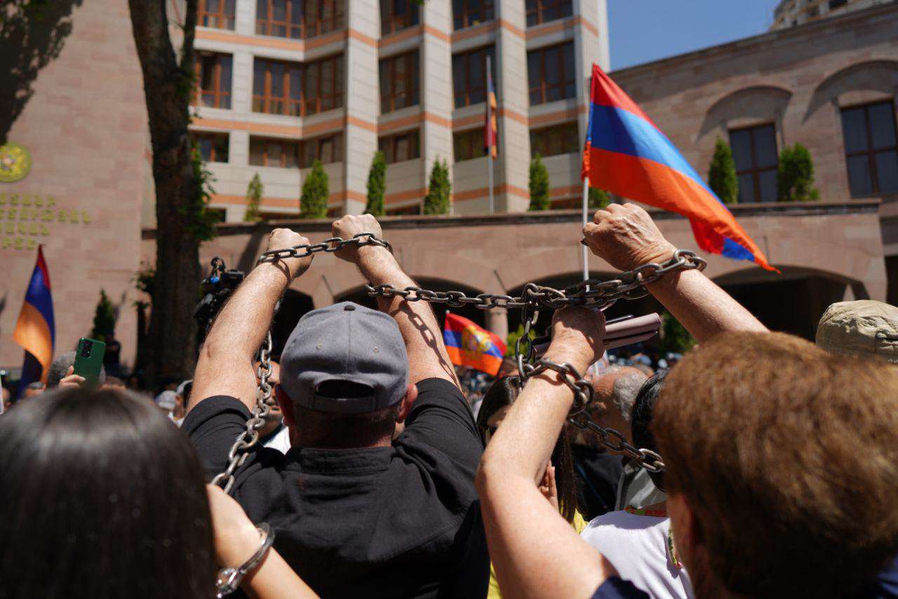 Ընդդիմադիրները հավաքվել են ՔԿ շենքի մոտ