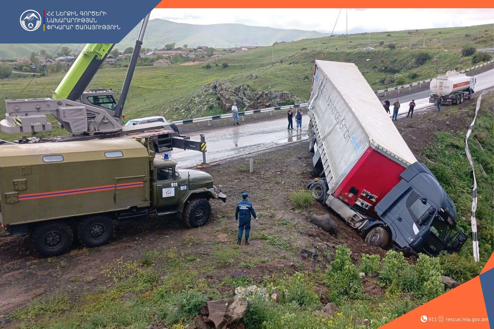 Բեռնատարը բախվել է ճամփեզրի արգելապատնեշին և կախվել դեպի ձորակը