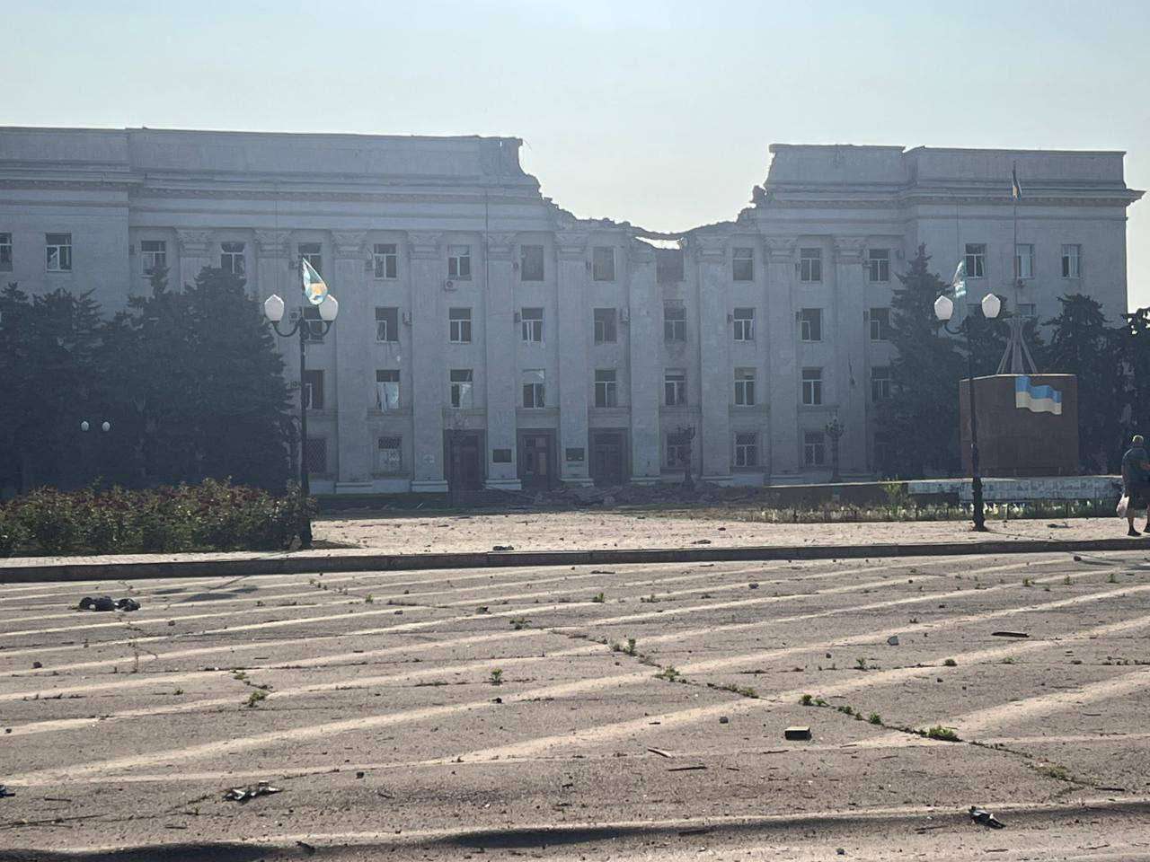 The Russian side struck the administrative building in Kherson