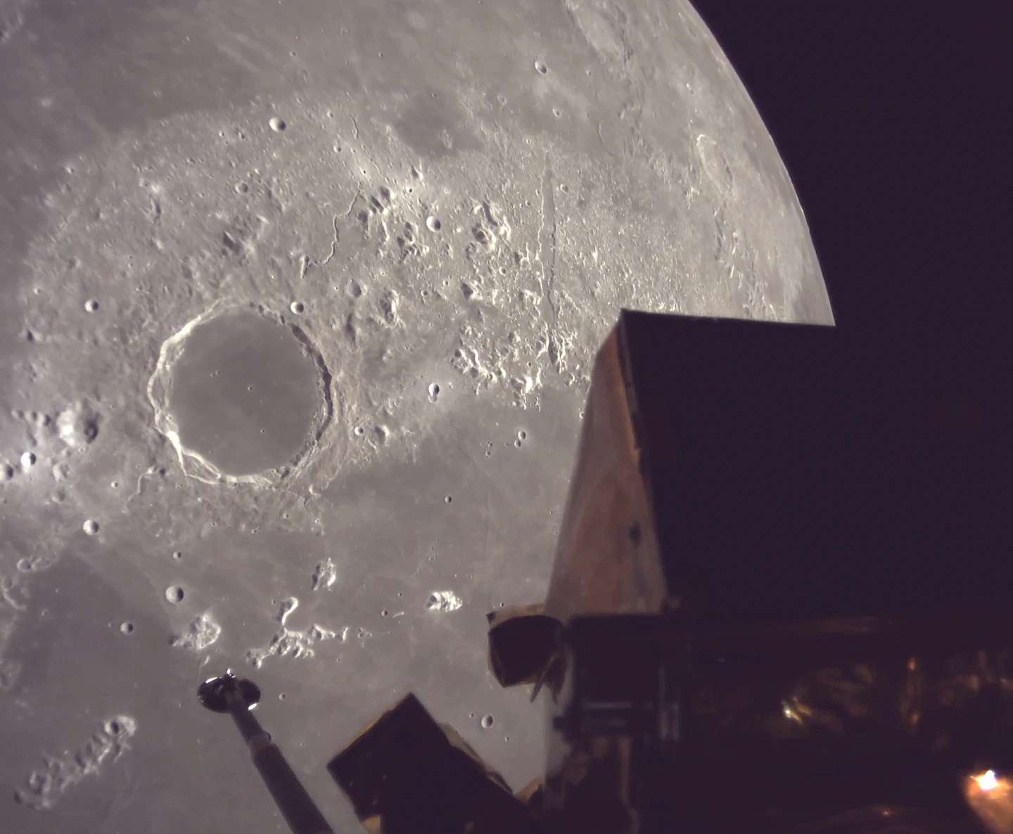 Private spacecraft crashes during moon landing
