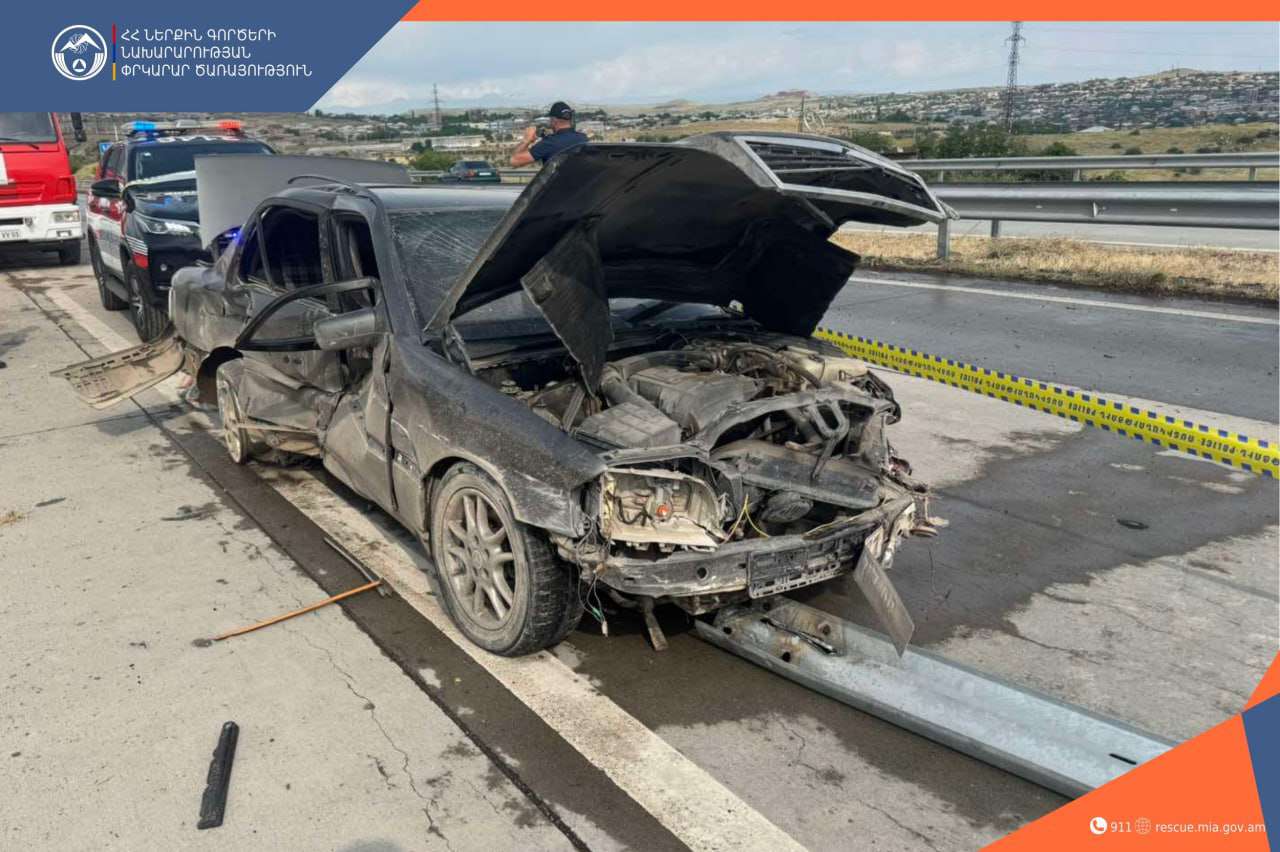 Գյումրիում Mercedes-ը բախվել է երկաթե արգելապատնեշին․ կան տուժածներ
