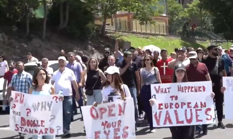 Оппозиционеры проводят акцию протеста возле офиса ЕС