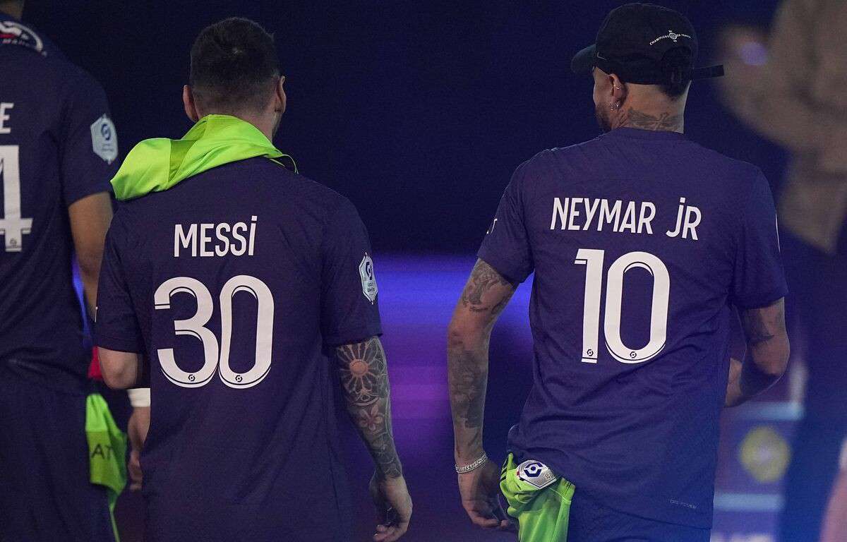 "Barcelona" is considering the possible transfer of Neymar;  the football player is ready for a salary reduction