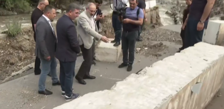 Մարց գյուղի հատվածում հեղեղումների հետեւանքով ճանապարհը փլուզվել է․ Փաշինյան