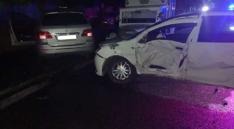 Մեքենաները բախվել են իրար, ապա՝ կայանված մեկ այլ մեքենայի