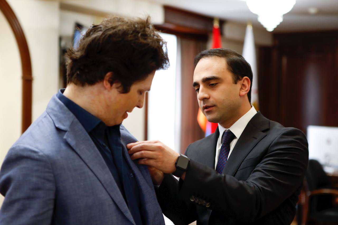 Տիգրան Ավինյանը ջութակահար Ավգուստին Հադելիխին պարգևատրել է քաղաքապետի ոսկե մեդալով