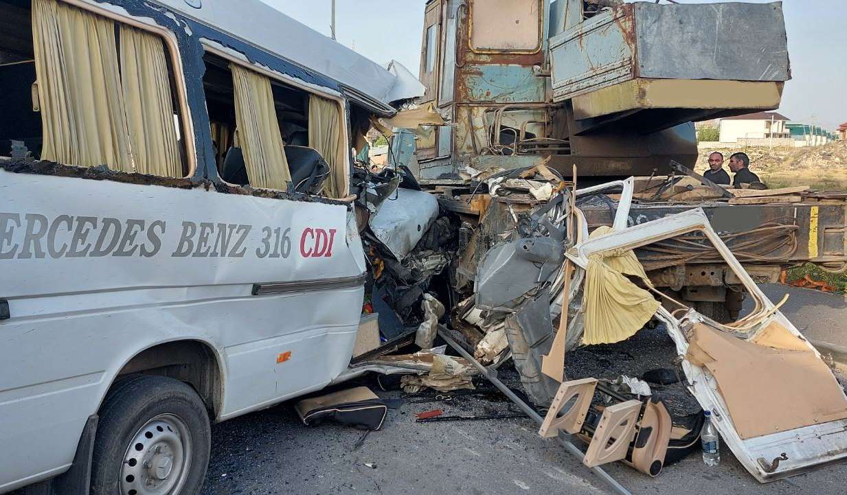 Մեծ վթար Աշտարակի խճուղում. սպրինտերը բախվել է բեռնատարին. կա 7 վիրավոր (ԼՈՒՍԱՆԿԱՐՆԵՐ)