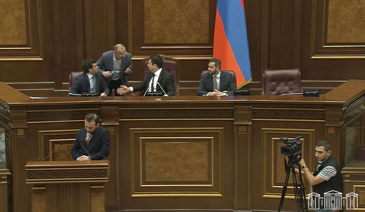 «Գնա՛ այստեղից». Ալեն Սիմոնյանը՝ ընդդիմադիրներին. ԱԺ-ում կրքերը բորբոքվեցին