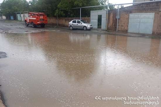Дождевая вода затопила подвалы двухэтажного дома в селе Лернагог