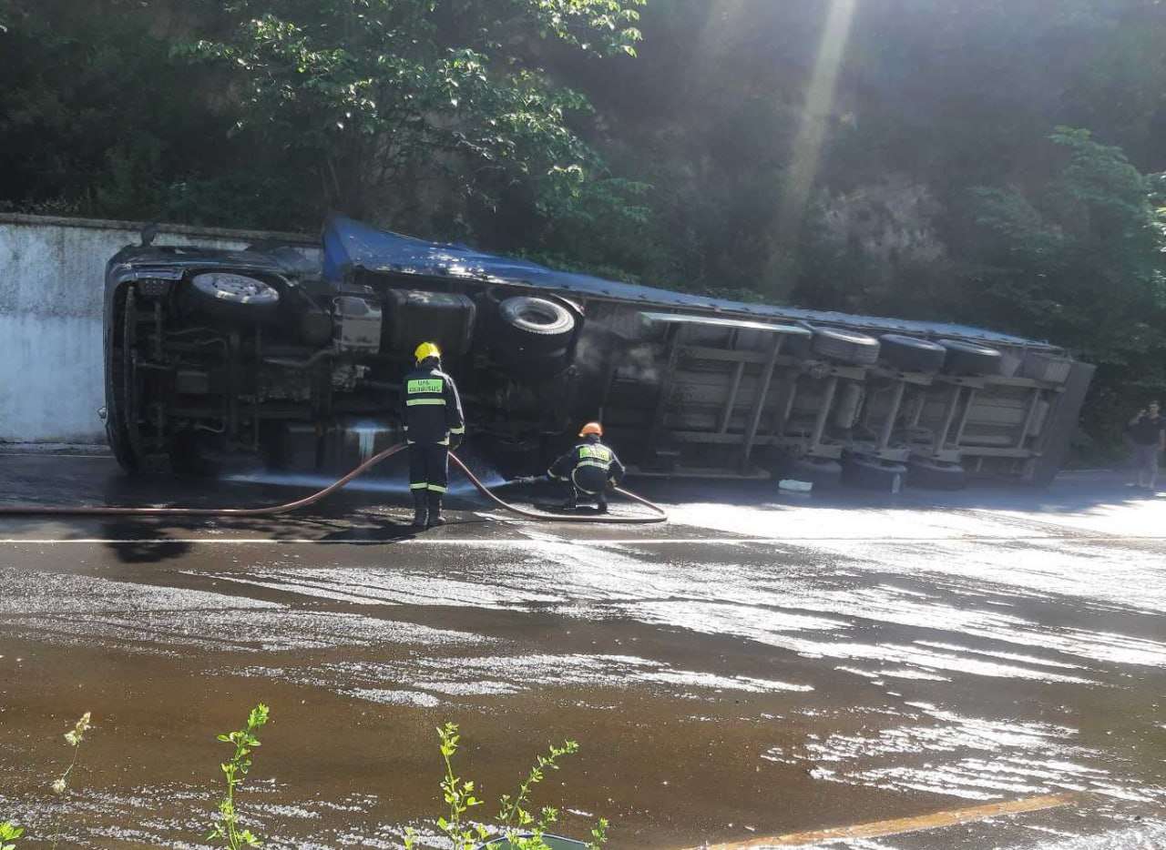 Իջևան-Երևան ավտոճանապարհին բեռնատարը կողաշրջվել է