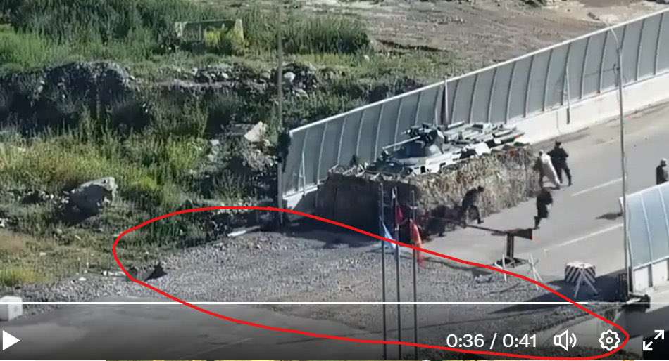 Видео снятия азербайджанского флага, размещенного на въезде на Хакарский мост, не новое. "Жоховурд"