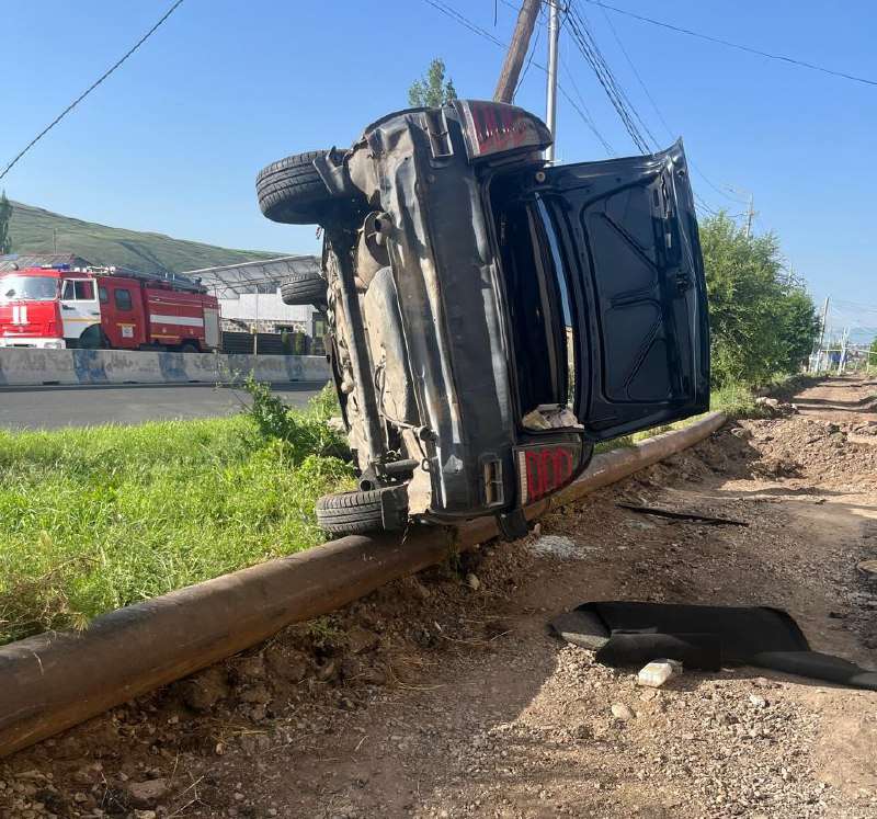 Մեքենան բախվել է սյանն ու կողաշրջվել