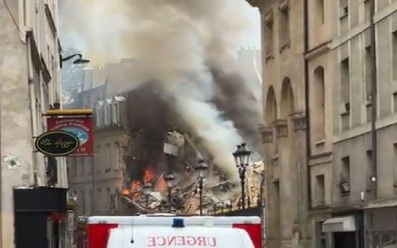 An explosion in Paris injured 16 people