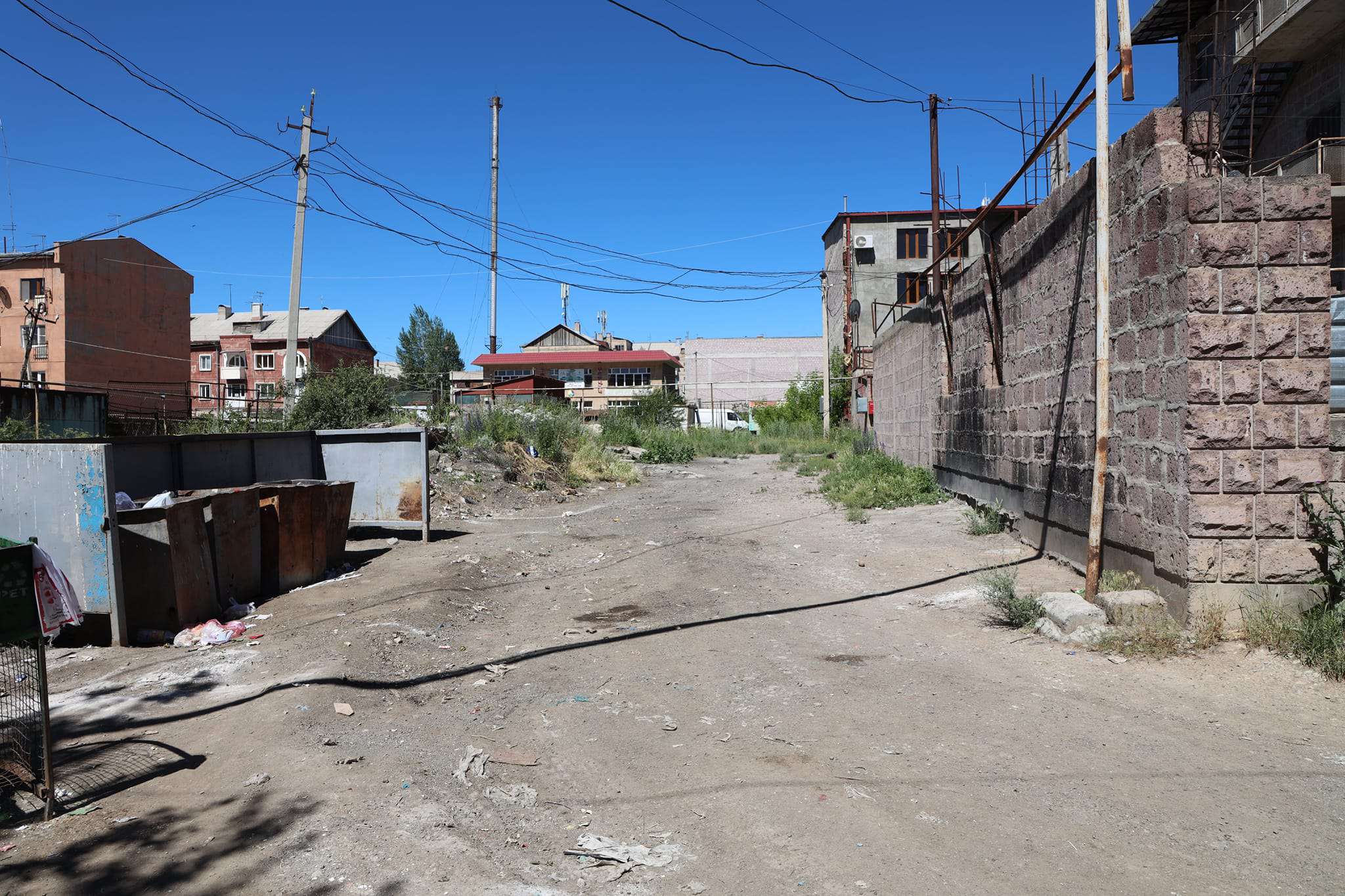 Գյումրիի «Անի» թաղամասի բակերն ազատվում են ապօրինի ավտոտնակներից