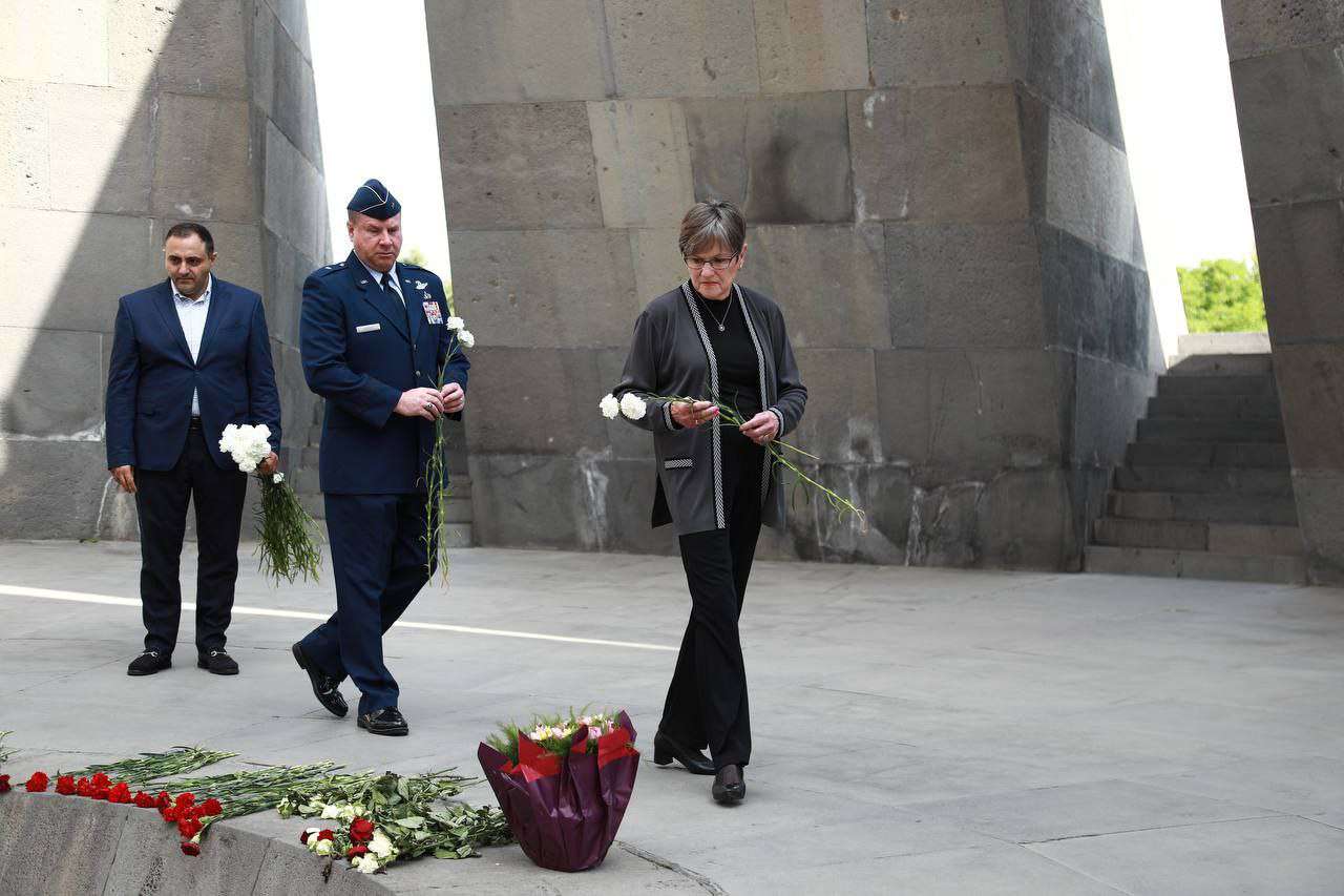 US Governor Laura Kelly visited the Tsitsernakaberd Memorial