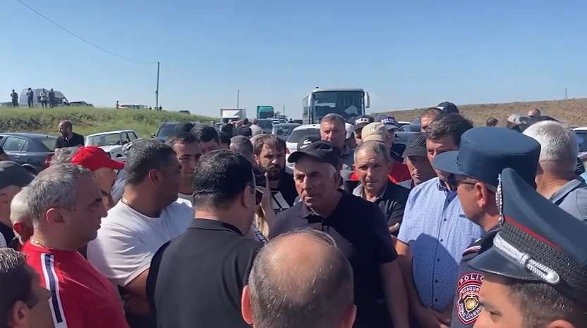 Վարդենուտցիները փակել են ճանապարհը