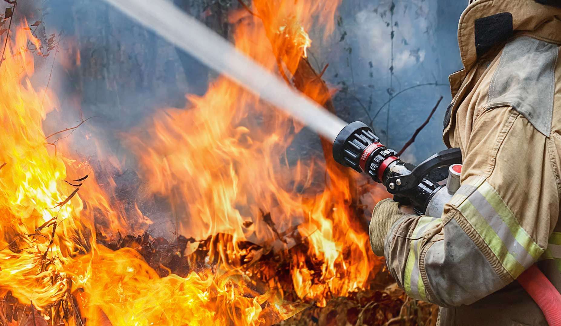 Հրդեհ Չարենցավանի չշահագործվող գործարաններից մեկում. այրվել է մեքենա