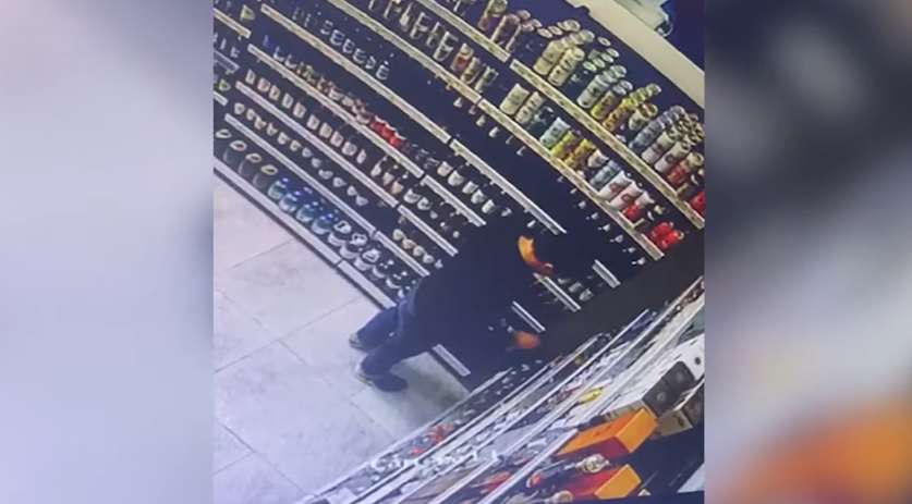 Գողացած շշերից երկուսը վերադարձրել է, մյուսը դանակի սպառնալիքով հափշտակել