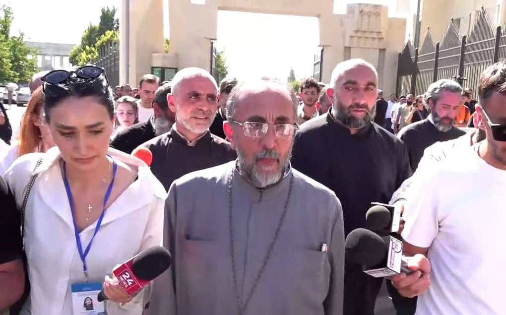 Աջապահյանը Մայր Աթոռից ոտքով շարժվում է Քննչական կոմիտե