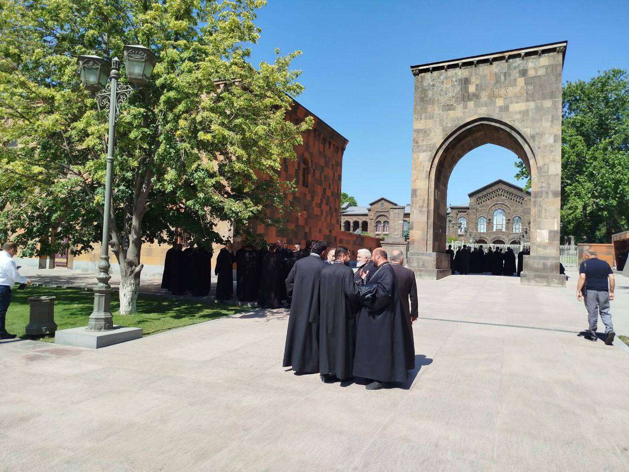 Այս պահին ԱԱԾ-ից մարդ չկա Վեհարանի տարածքում. փաստաբան