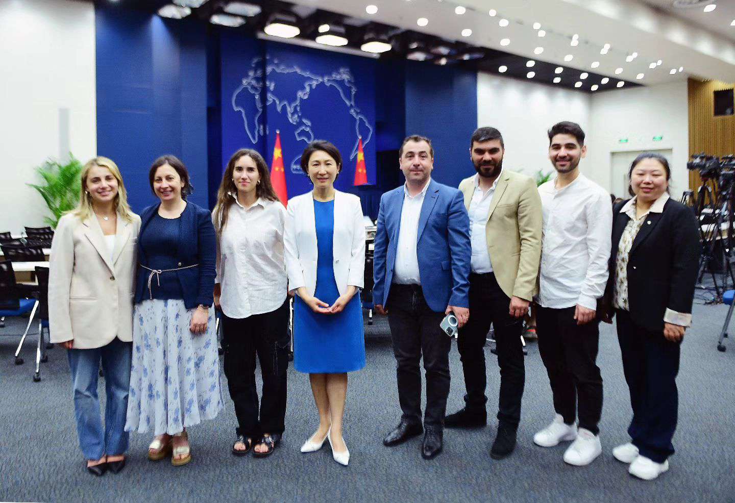 Չինաստանի ԱԳՆ խոսնակը հանդիպել է Հայաստանից ժամանած լրագրողներին ու բլոգերներին