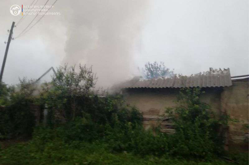 Պրիվոլնոյե գյուղում այրվել է տան տանիք