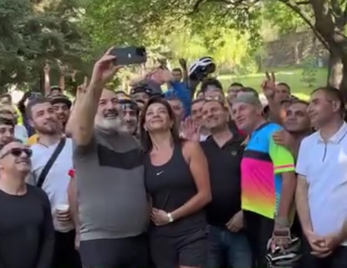 Աննա Հակոբյանն իրենց բակում հյուրընկալել է հեծանվորդներին