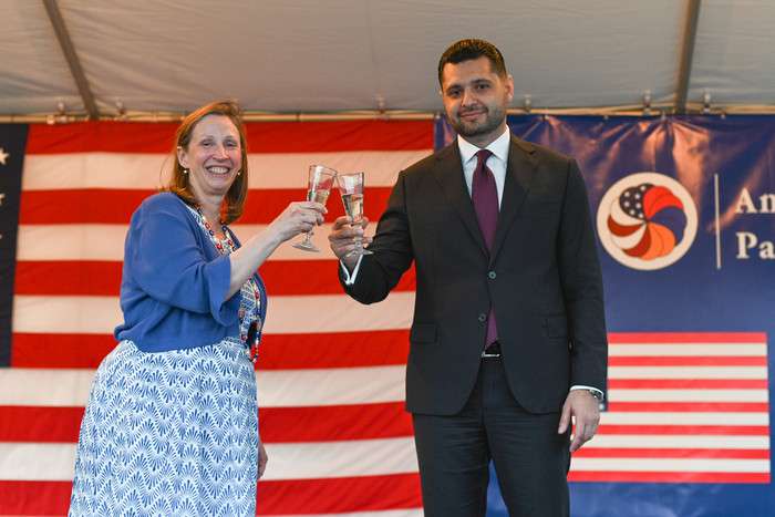 Позвольте поздравить вас и американский народ от имени правительства РА. Послание вице-премьера по случаю 246-й годовщины независимости США