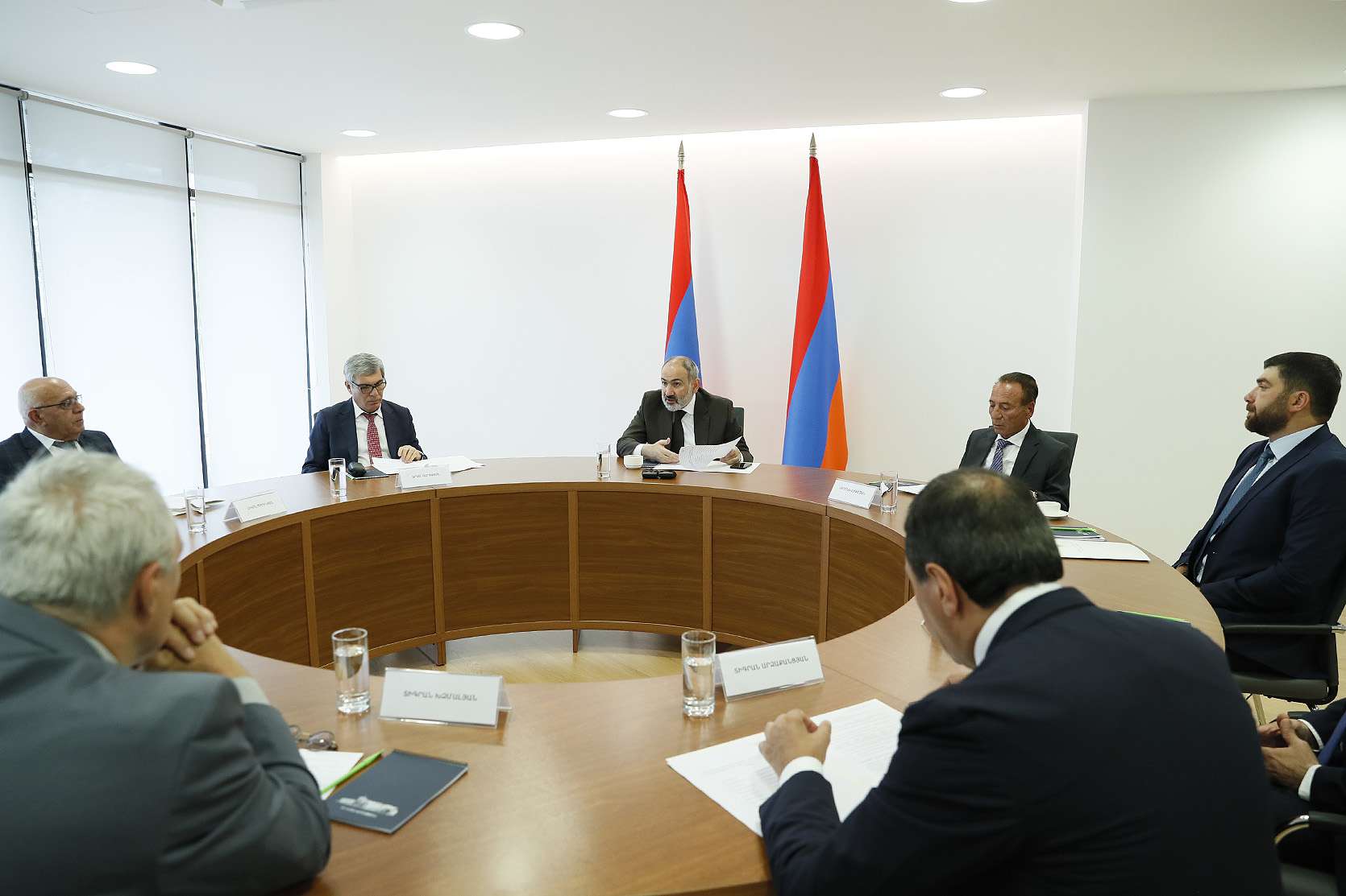 Никол Пашинян встретился с внепарламентскими политическими силами