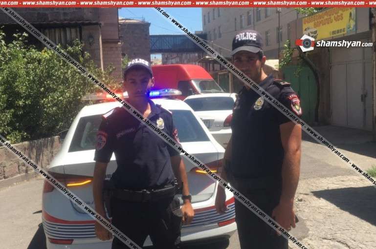 В Ереване патрульные доставили роженицу на своей машине в медцентр
