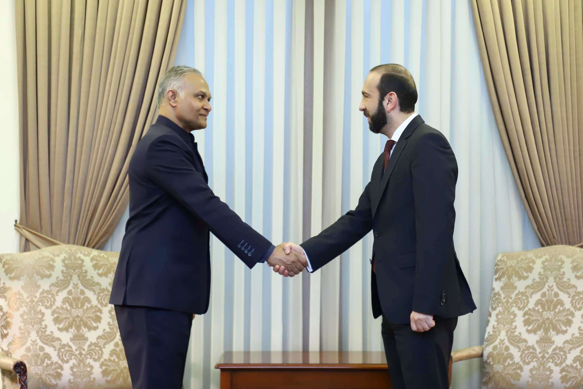 Началась личная беседа между Араратом Мирзояном и секретарем Западного направления МИД Индии