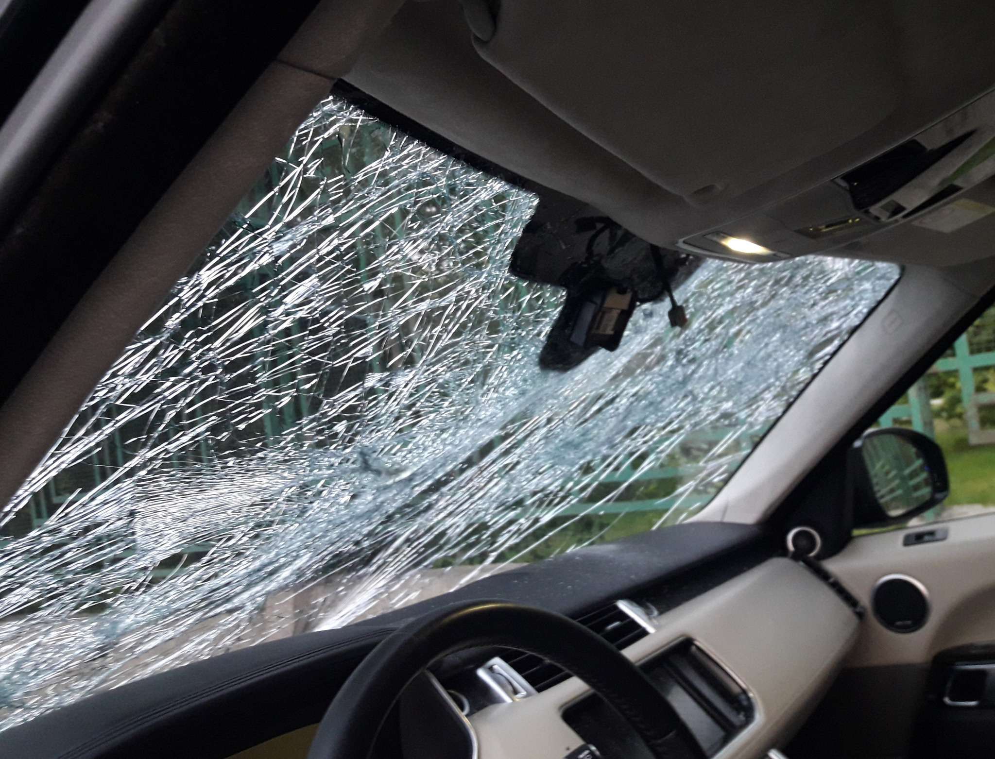 Կոտայքի մարզում քամու հետևանքով ծառը վնասել է ավտոմեքենան