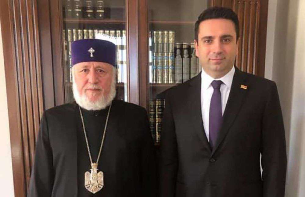 Ենթադրում եմ, ամենամեծ պրոբլեմը, որ կաթողիկոսը չի գնում, դա է. Սիմոնյան